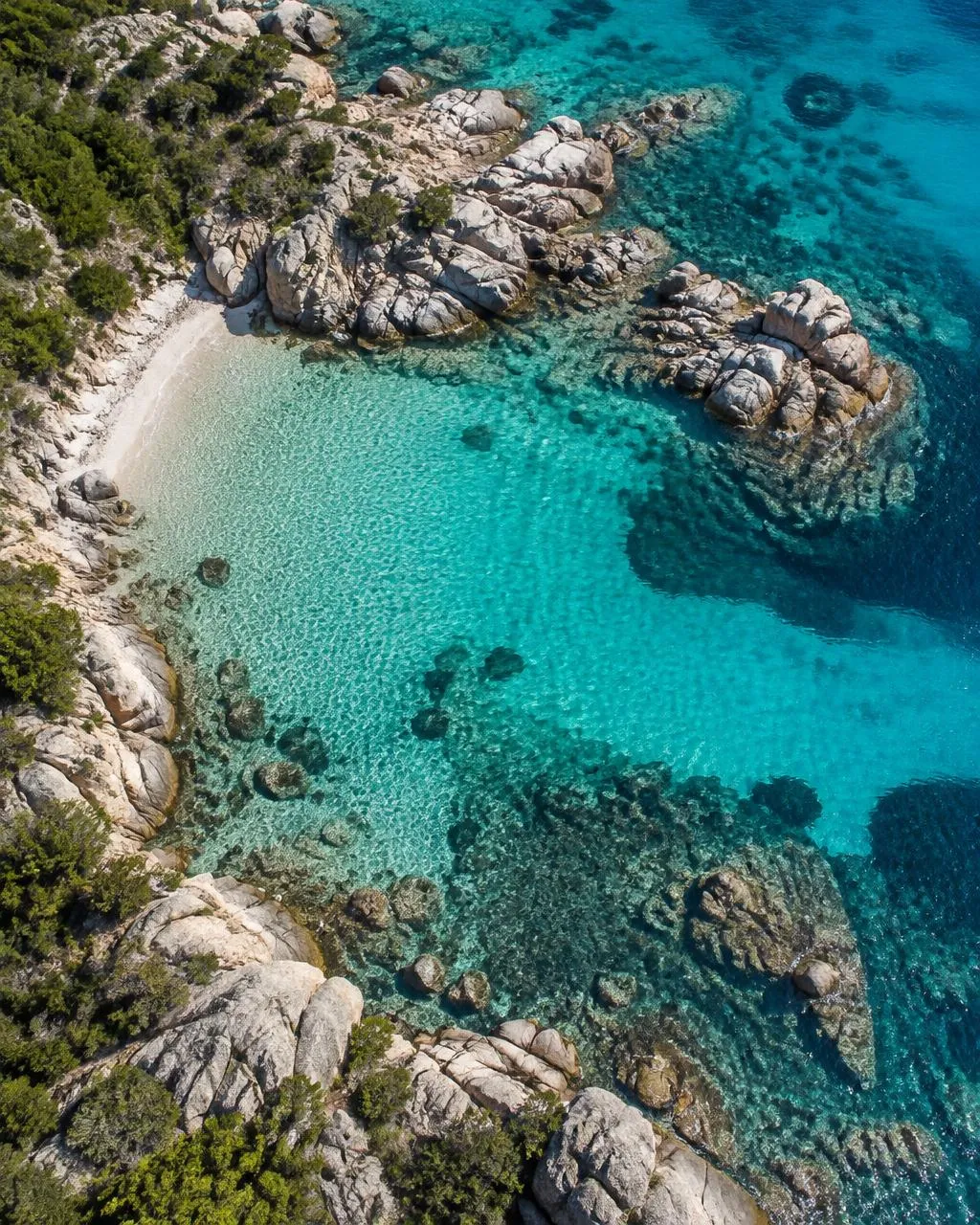 Foto dimostrativa: Cala turchese dall'alto